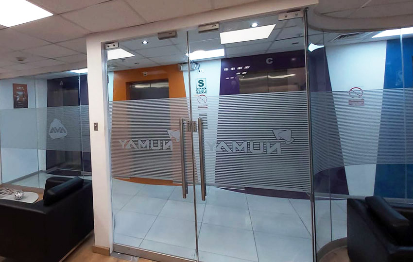 vinil pavonado en mampara